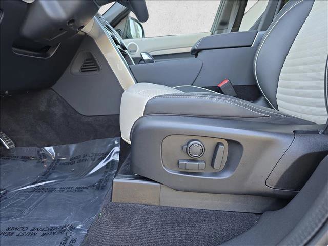 Certified 2024 Land Rover Discovery Dynamic SE image 28