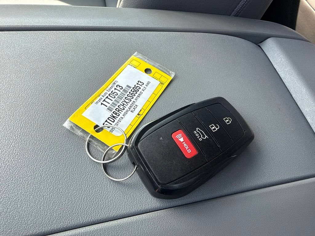 Used 2025 Toyota Highlander XLE AWD/4WD image 32