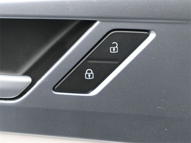 Used 2025 Volkswagen Taos SE w/ Panoramic Sunroof Package image 14