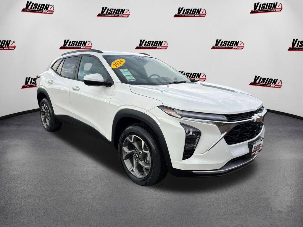 Used 2024 Chevrolet Trax LT w/ Driver Confidence Package image 3