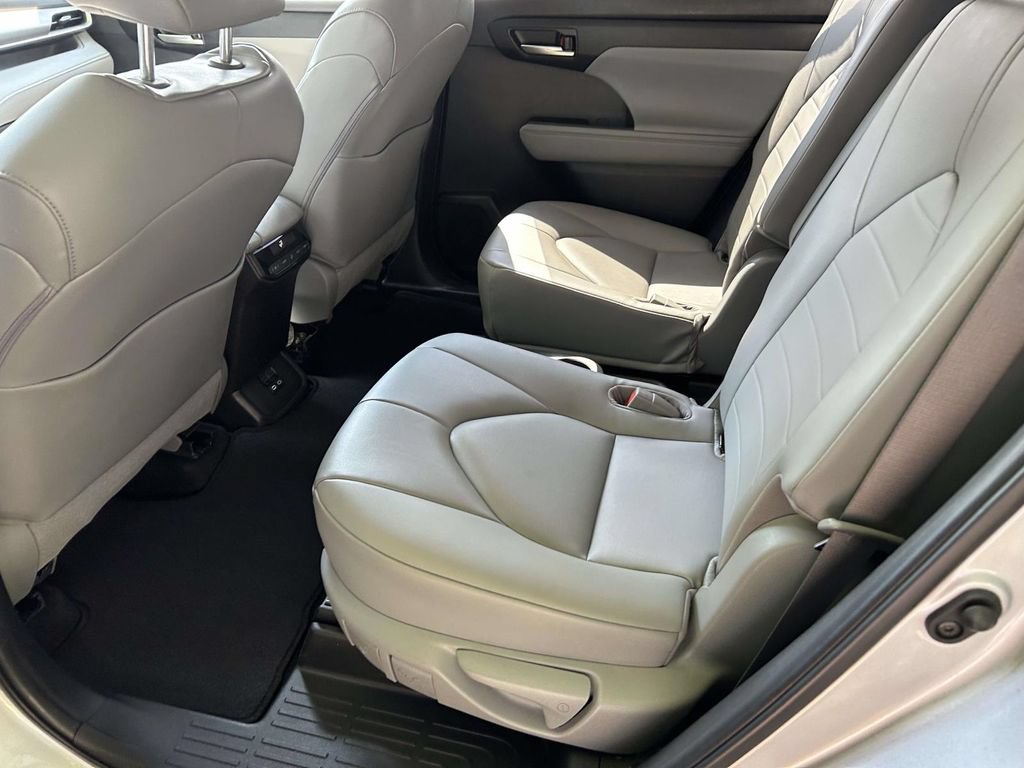 Used 2023 Toyota Highlander XLE FWD image 9