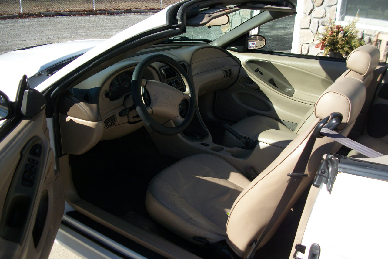 Used 2004 Ford Mustang Deluxe Convertible image 5