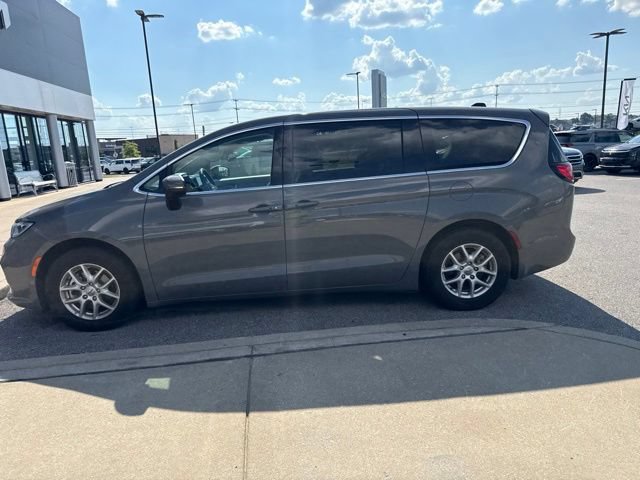 Used 2023 Chrysler Pacifica Touring-L FWD image 4
