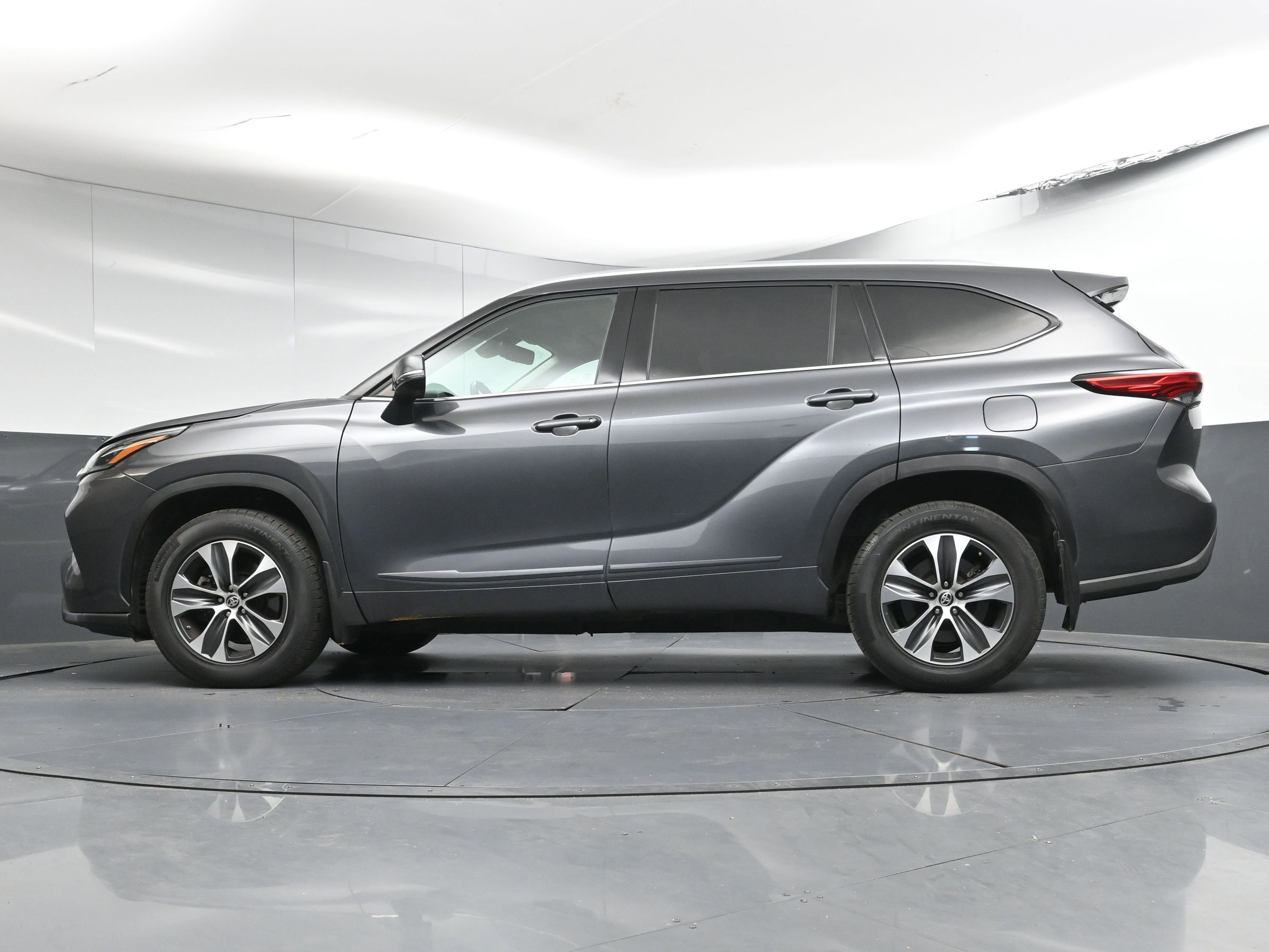 Used 2020 Toyota Highlander XLE image 31