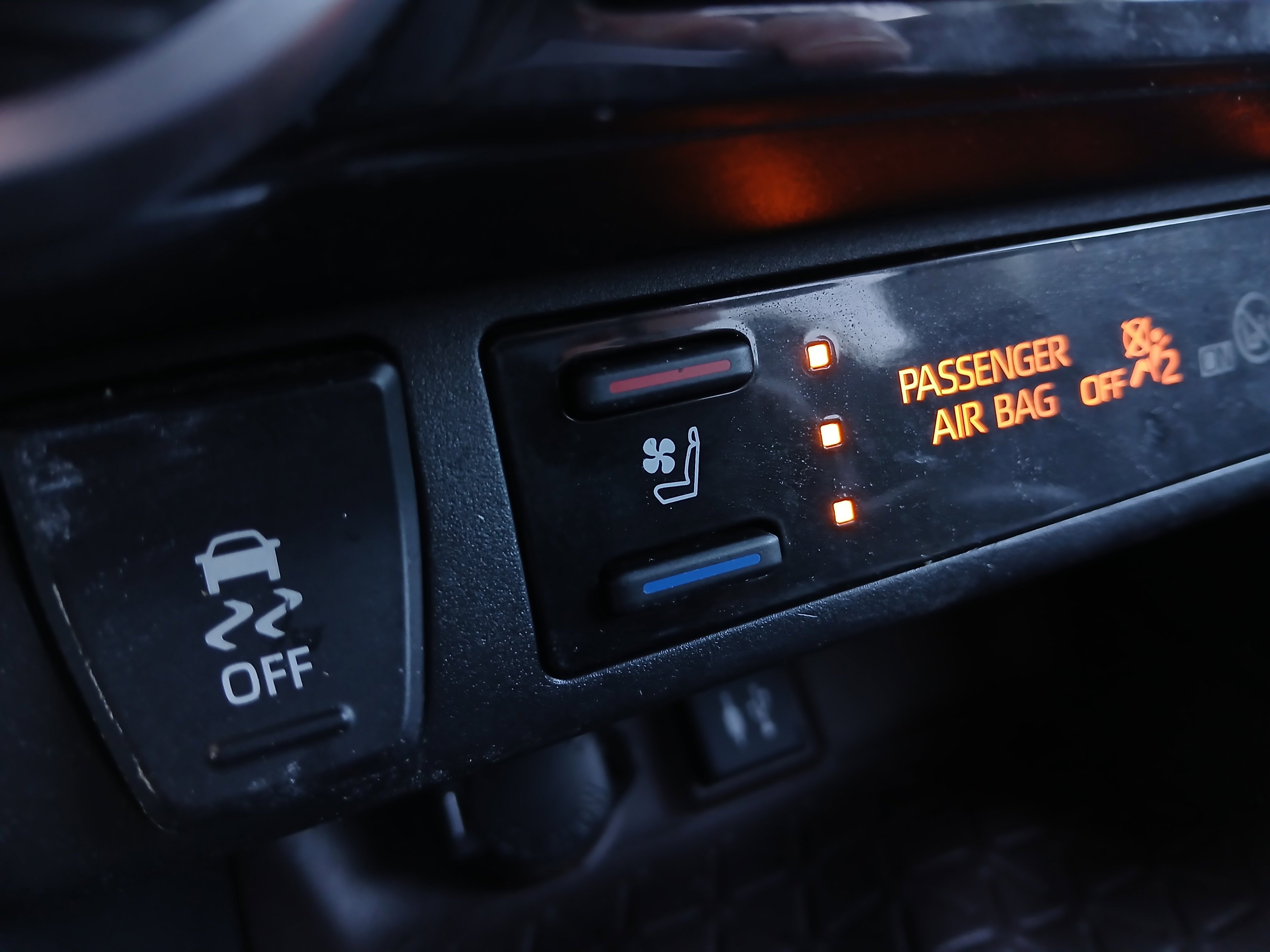 Used 2019 Toyota RAV4 Limited w/ Cold Weather Package image 12