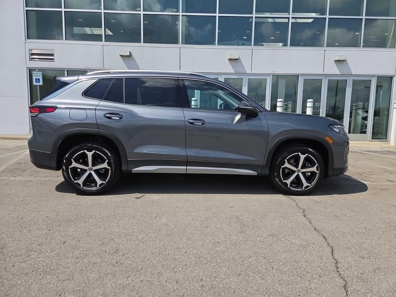 New 2026 Volkswagen Tiguan SE AWD/4WD image 2