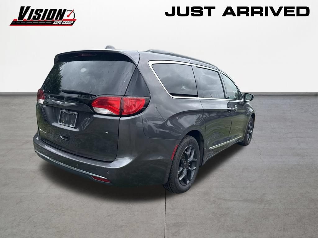 Used 2017 Chrysler Pacifica Touring-L w/ Tire & Wheel Group FWD image 4