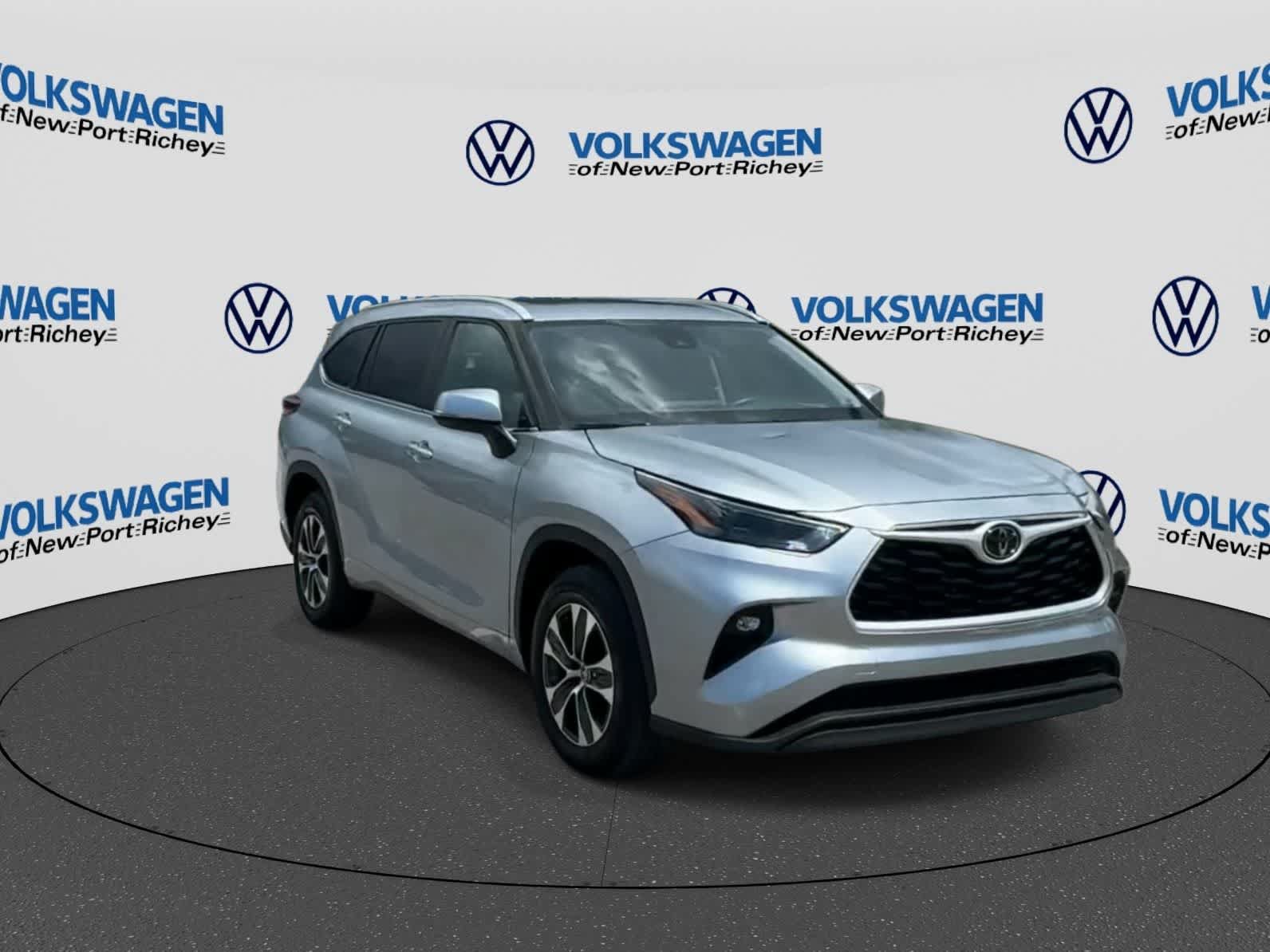 Used 2025 Toyota Highlander XLE FWD image 2