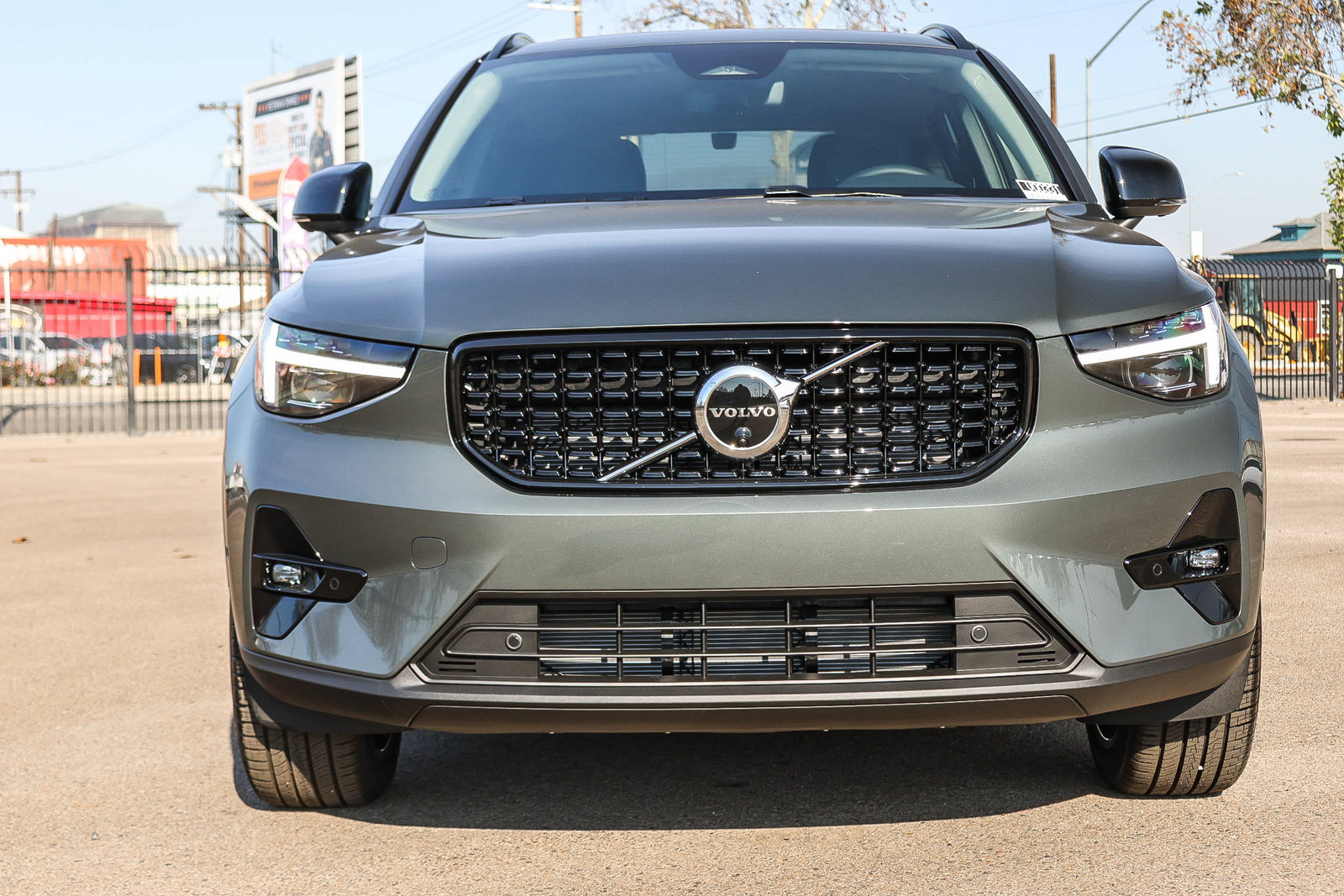 Used 2026 Volvo XC40 B4 Plus w/ Climate Package FWD image 2