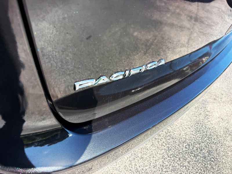 Used 2017 Chrysler Pacifica Touring-L FWD image 35