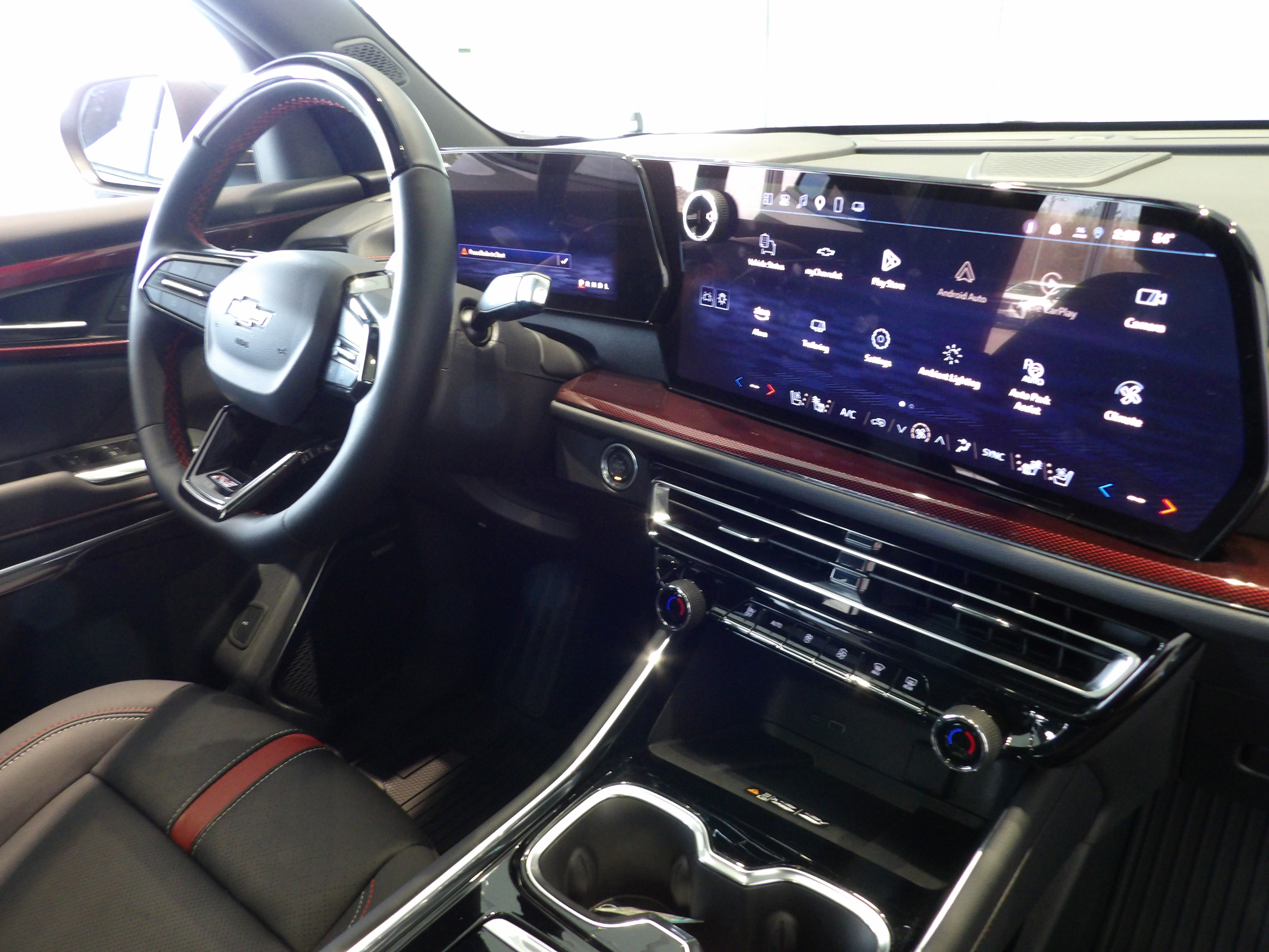 Used 2025 Chevrolet Traverse RS image 28