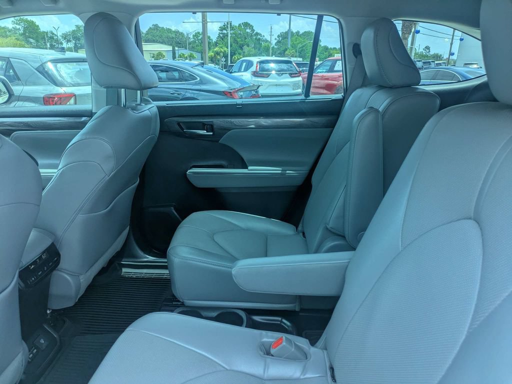 Used 2022 Toyota Highlander Limited FWD image 13