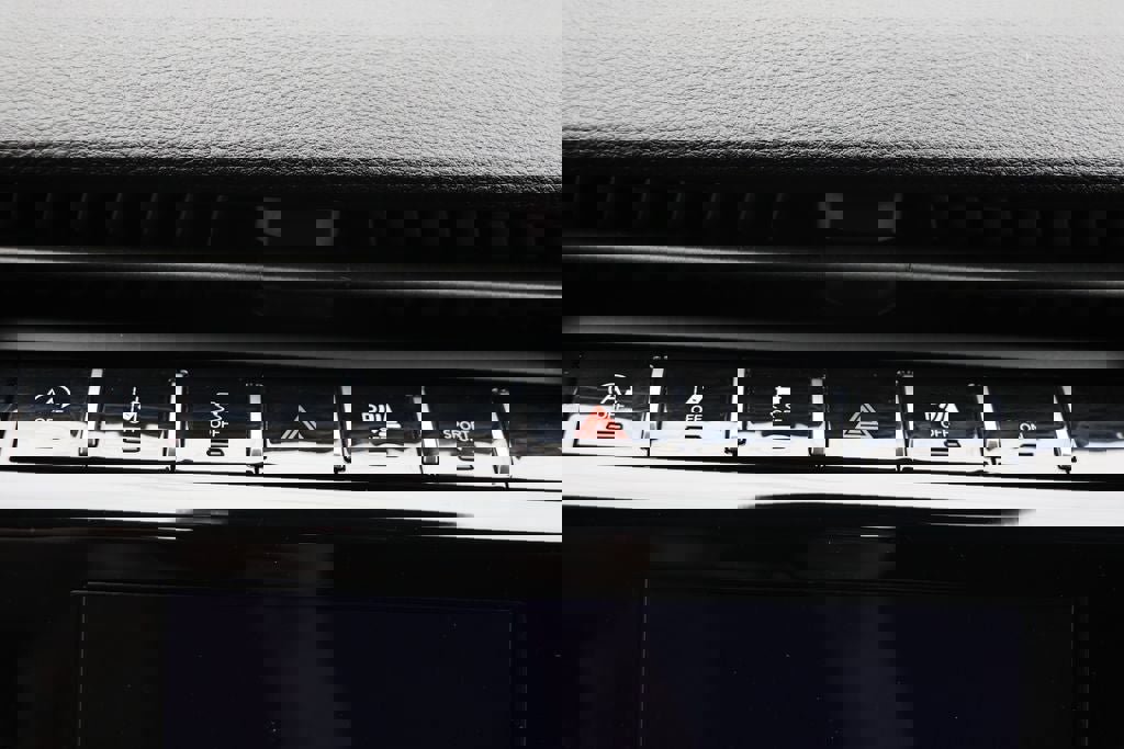 Used 2025 Jeep Grand Cherokee L Laredo image 26