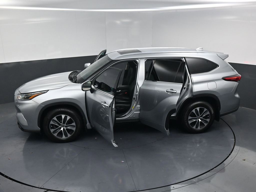 Used 2021 Toyota Highlander XLE image 29