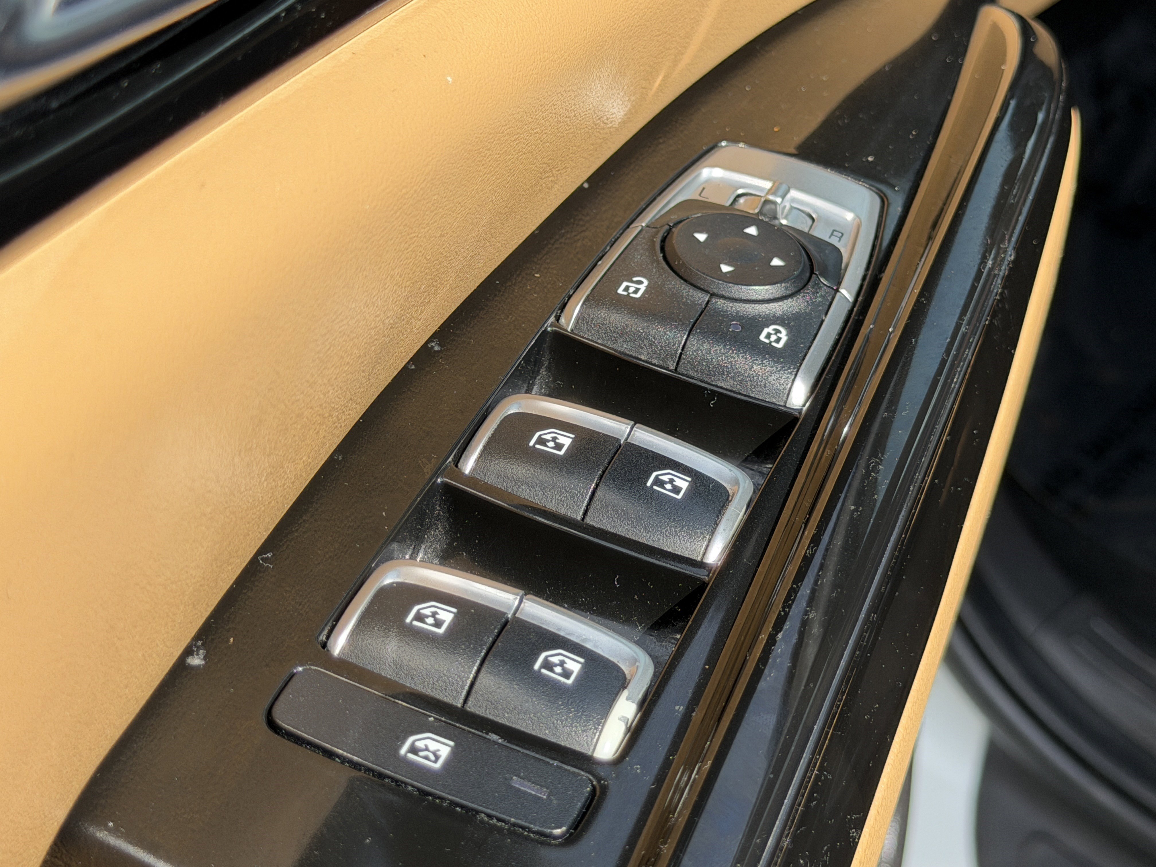 Used 2022 Kia Carnival EX image 15