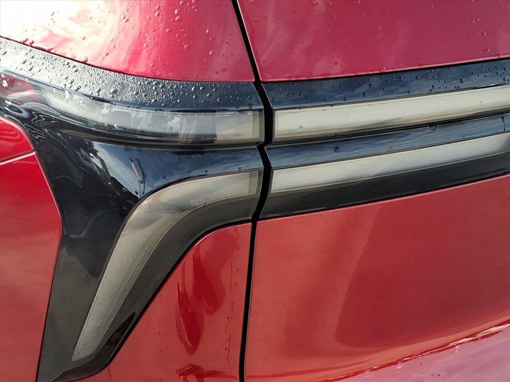 Used 2025 Chevrolet Traverse RS w/ LPO, Floor Liner Package FWD image 12