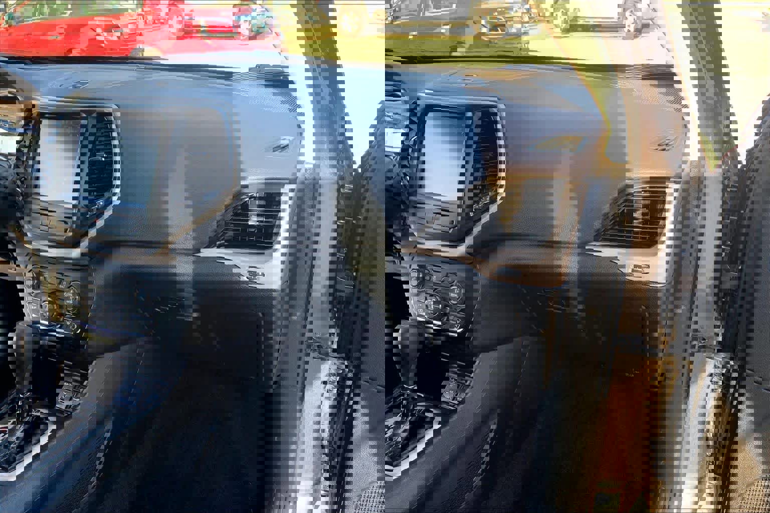 Used 2017 Jeep Cherokee Limited image 19