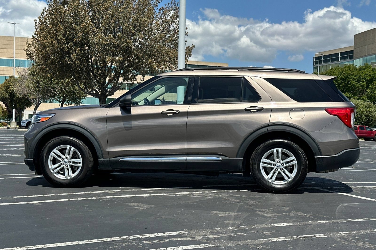 Used 2021 Ford Explorer XLT w/ Equipment Group 202A RWD image 7