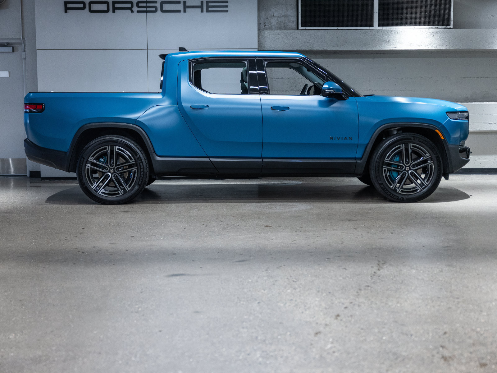 Used 2026 Rivian R1T Premium Quad AWD/4WD image 14