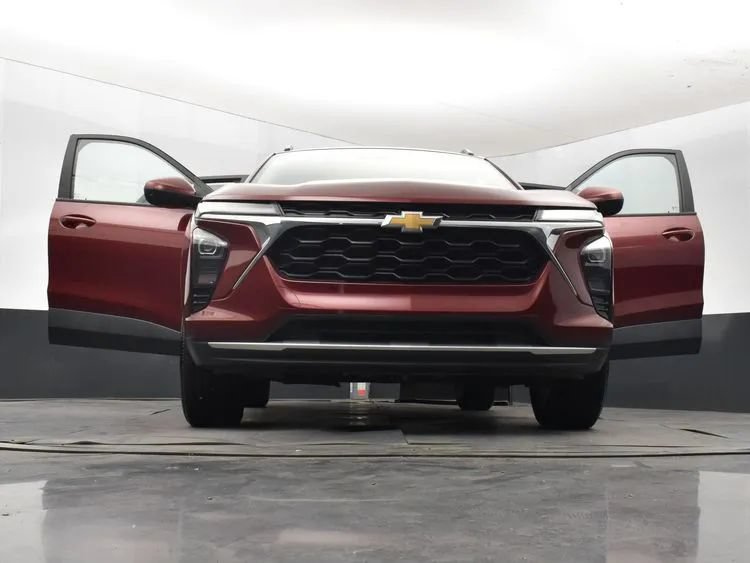 Used 2025 Chevrolet Trax LT FWD image 11