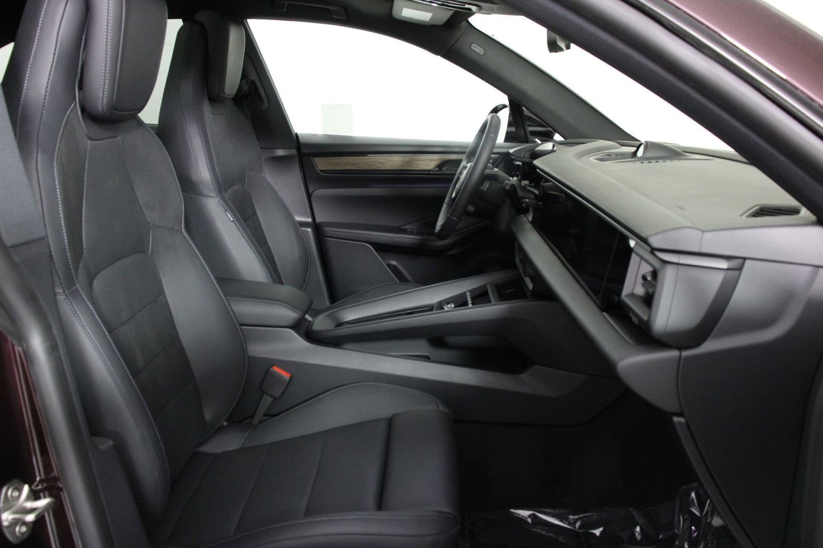 Certified 2025 Porsche Macan Electric RWD image 29