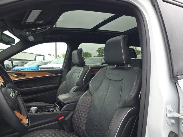 Used 2025 Jeep Grand Cherokee L Summit AWD/4WD image 17