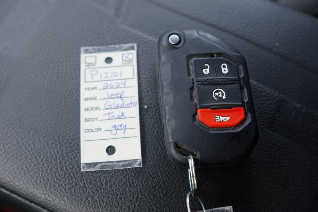 Used 2024 Jeep Gladiator Sport AWD/4WD image 31