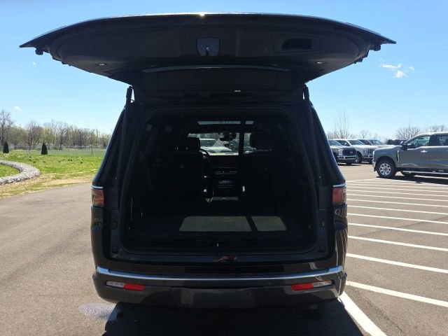 Used 2022 Jeep Wagoneer Series III w/ Premium Group I AWD/4WD image 11