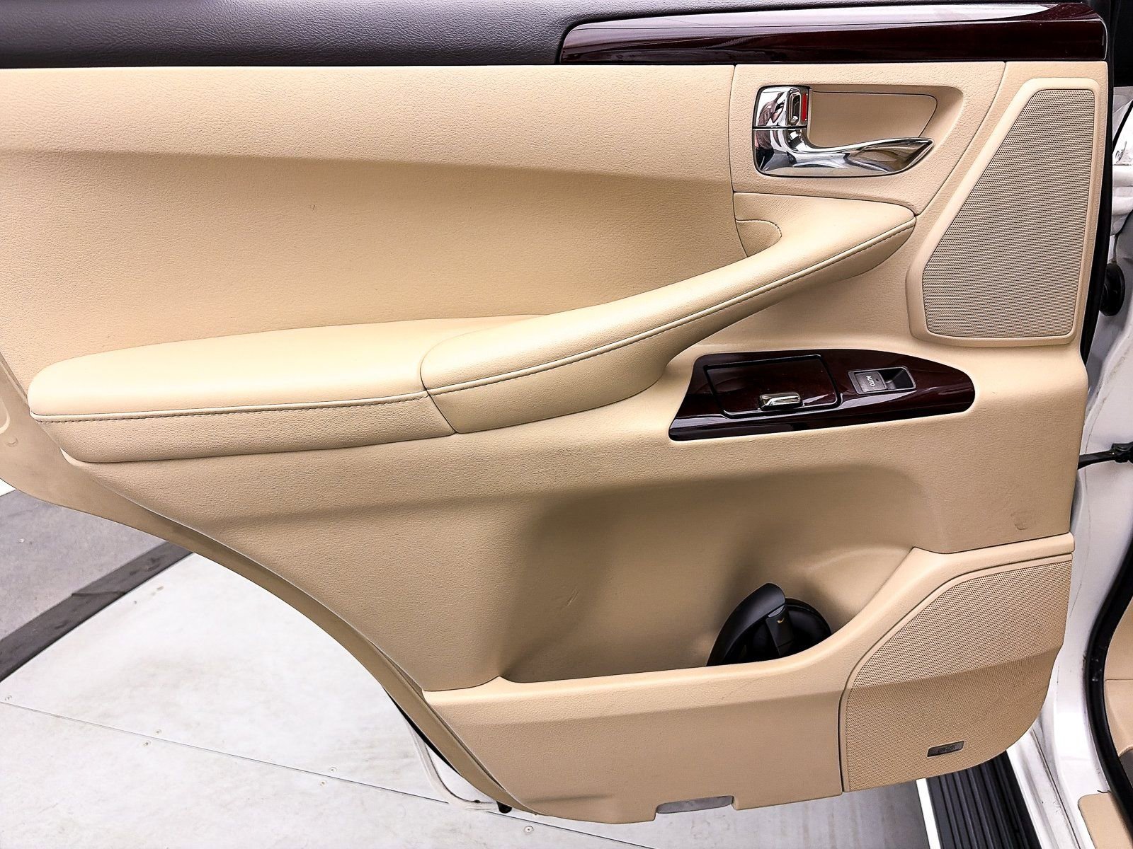 Used 2013 Lexus LX 570 4WD w/ Luxury Pkg w/Pre-crash image 33