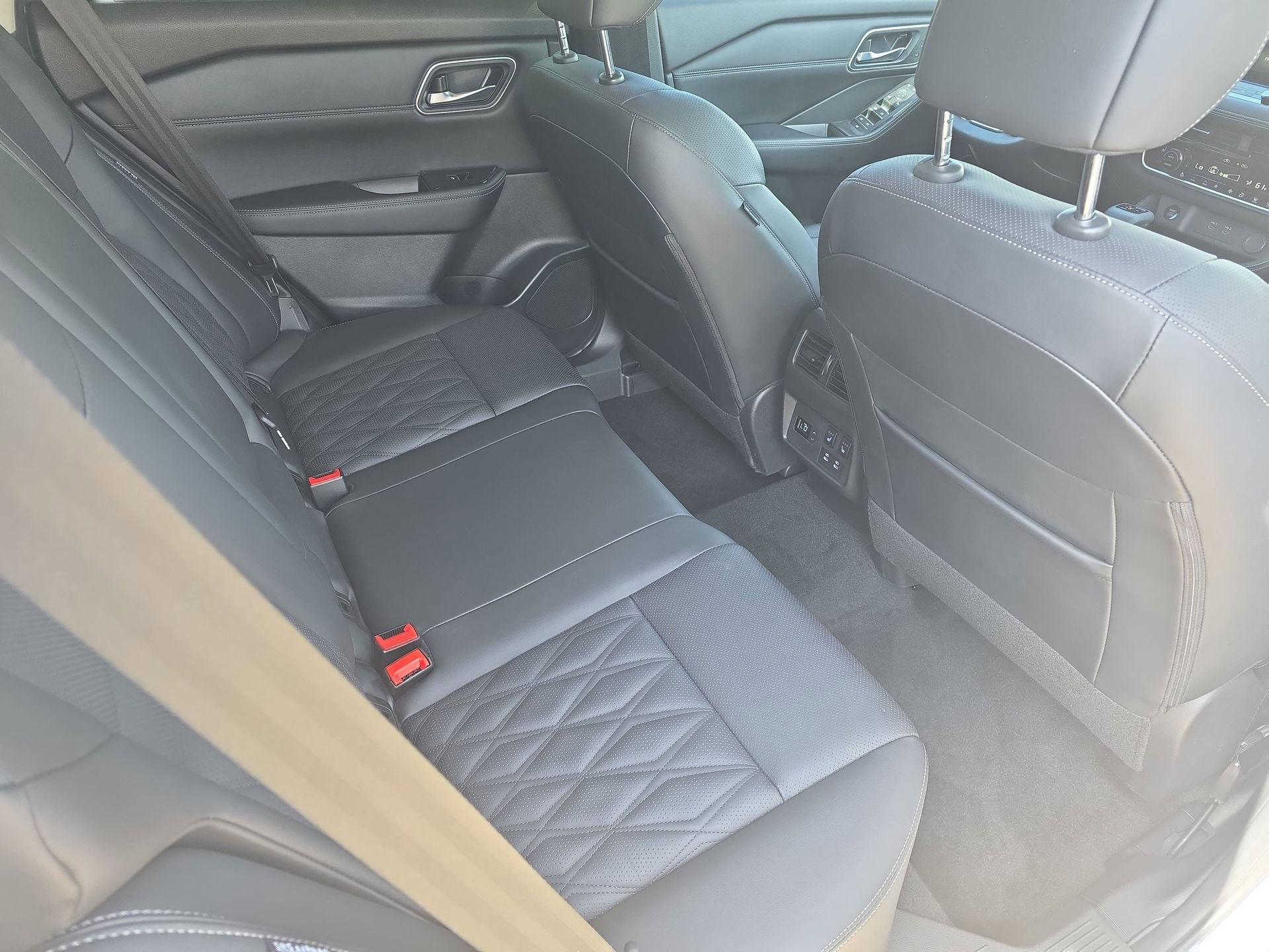 Used 2024 Nissan Rogue Platinum w/ Platinum Premium Package FWD image 11