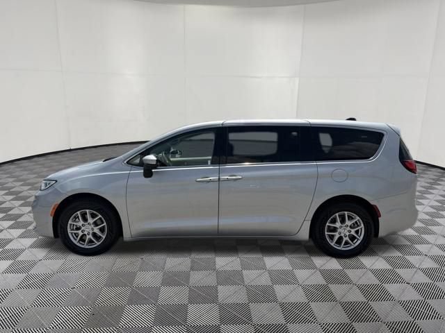 Used 2023 Chrysler Pacifica Touring-L FWD image 13