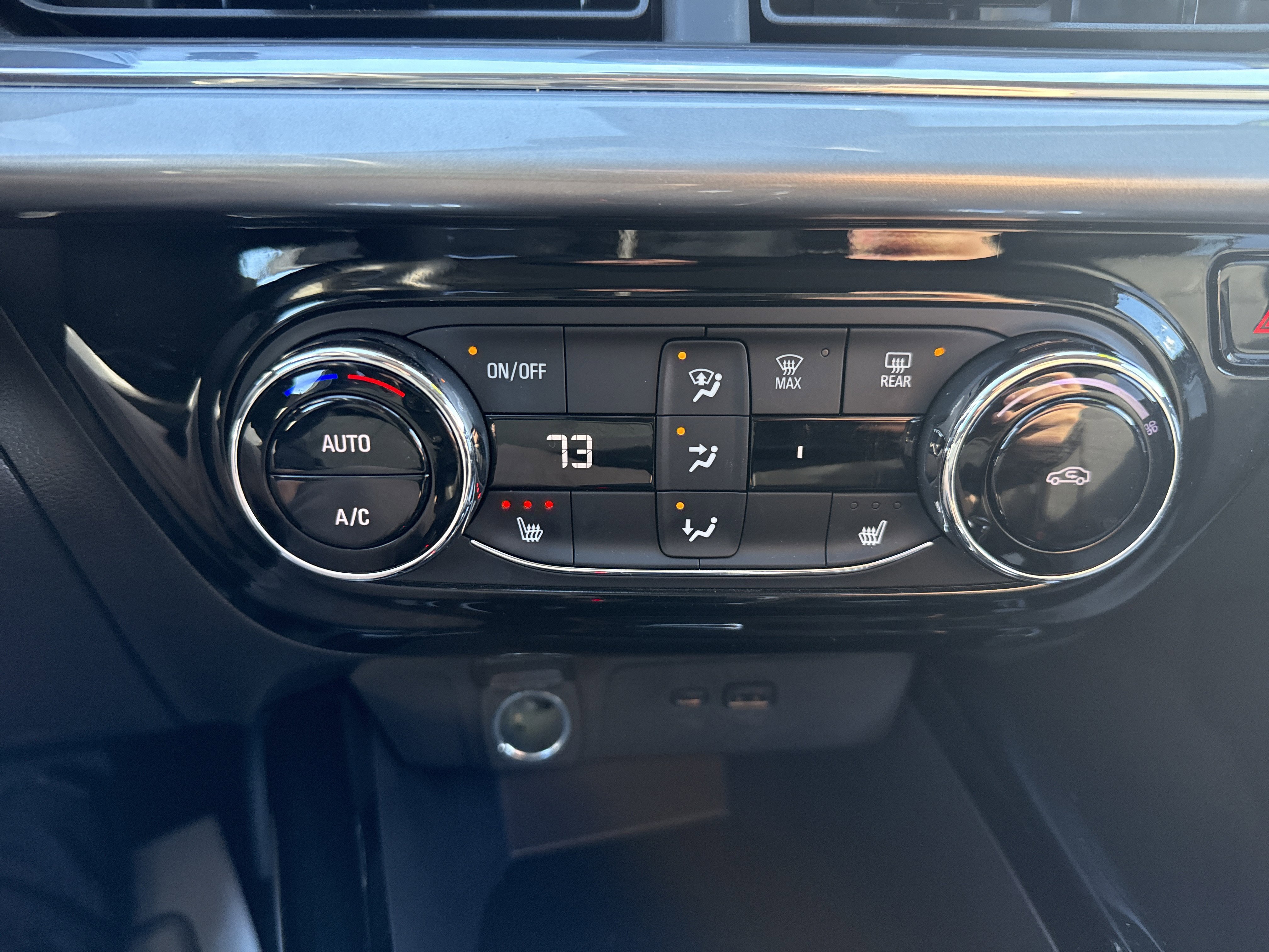 Used 2025 Chevrolet Trax LT w/ LT Convenience Package image 29