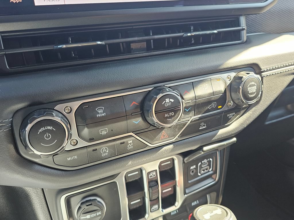 Used 2025 Jeep Wrangler Unlimited Rubicon AWD/4WD image 27