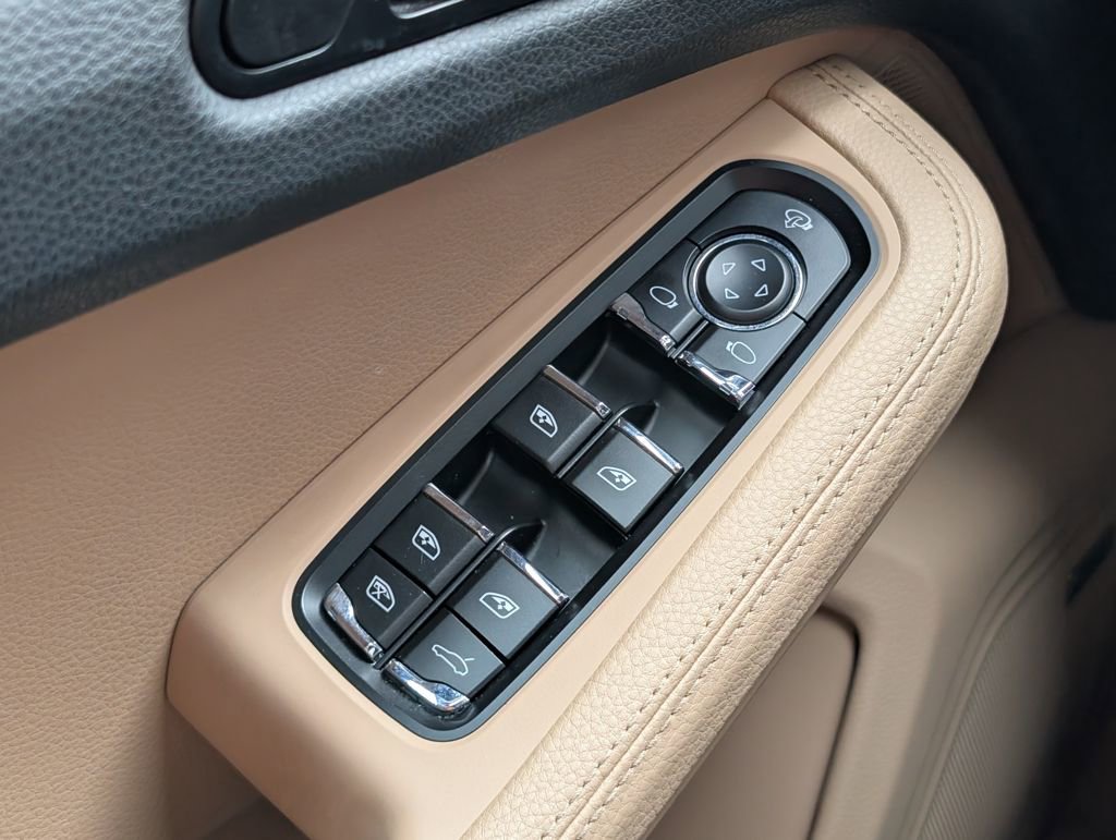 Certified 2022 Porsche Macan AWD/4WD image 24
