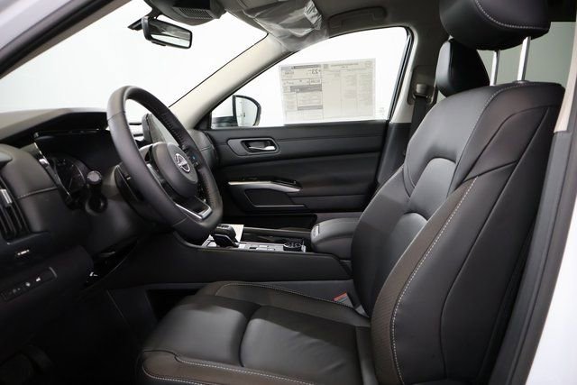New 2025 Nissan Pathfinder SL image 11