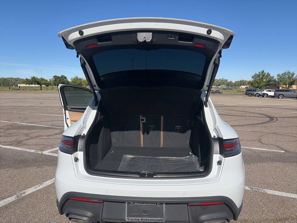 Used 2025 Porsche Macan AWD/4WD image 25