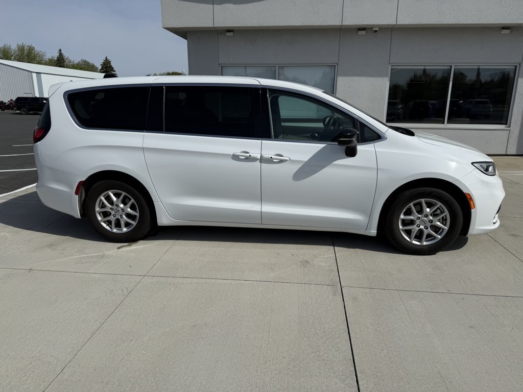 Used 2024 Chrysler Pacifica Touring-L FWD image 9