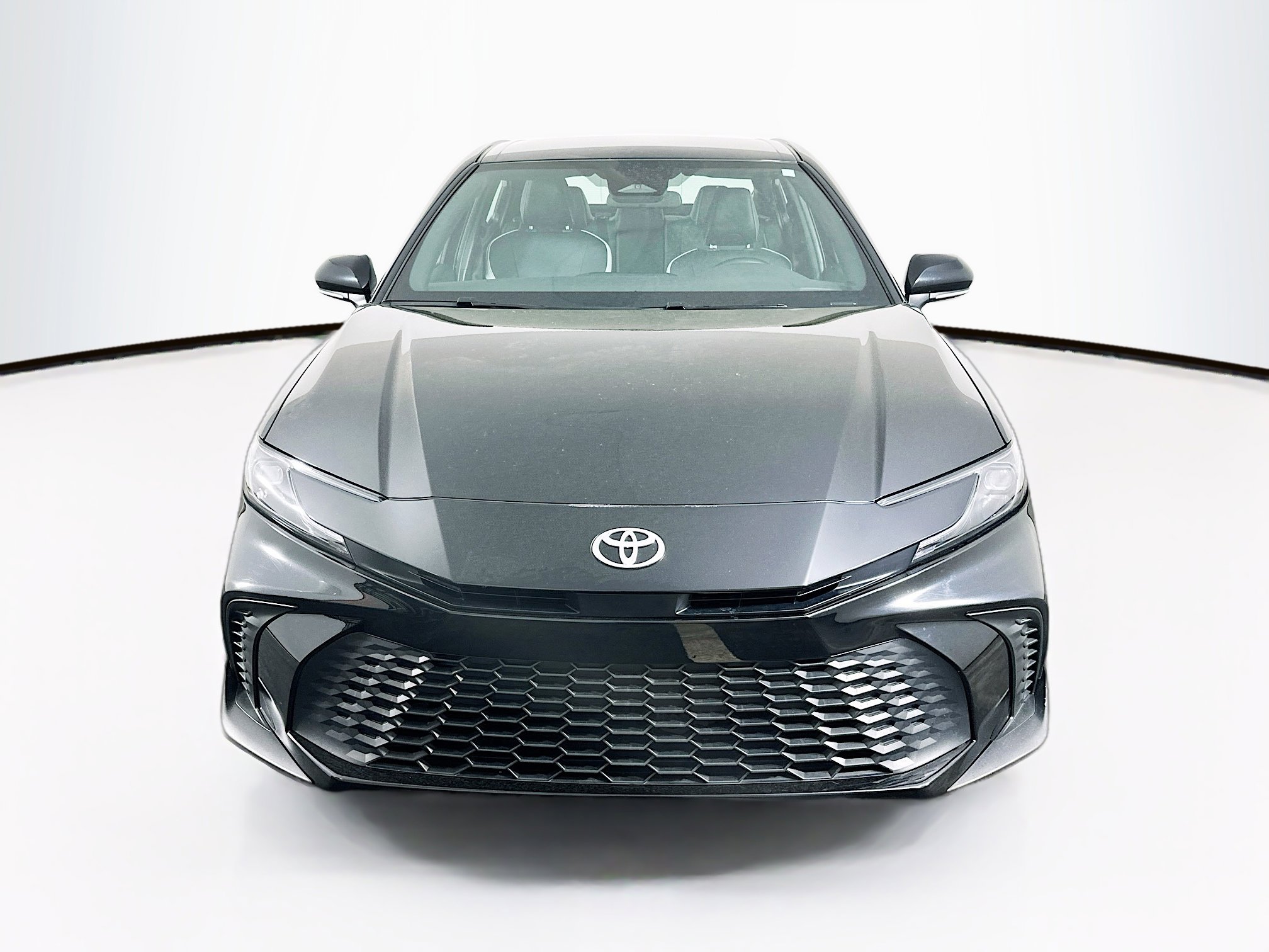 Used 2025 Toyota Camry SE image 2