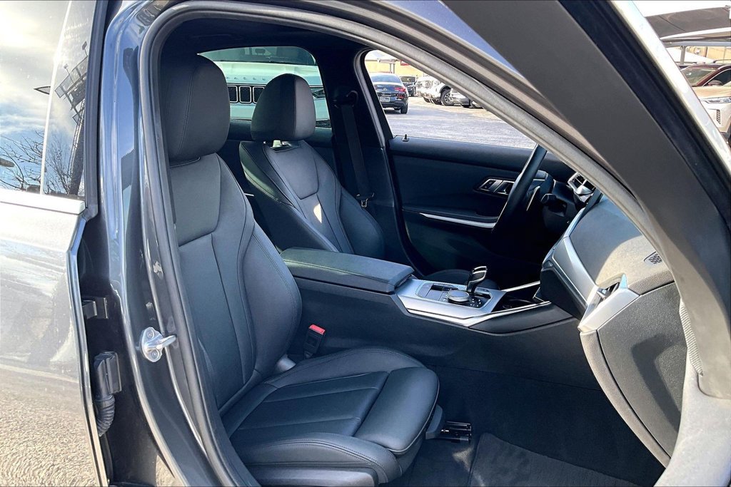 Used 2021 BMW 330i Sedan w/ Driving Assistance Package RWD image 9