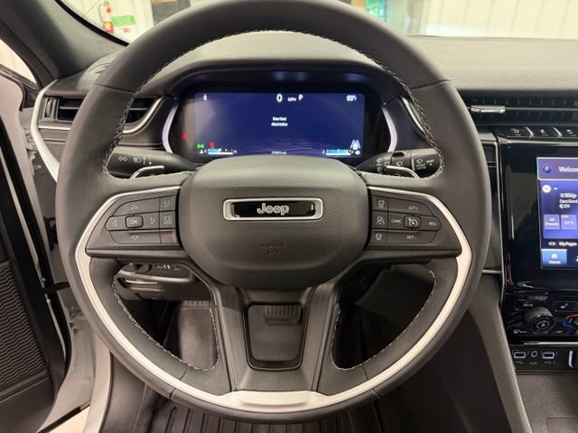 Used 2023 Jeep Grand Cherokee Altitude AWD/4WD image 11
