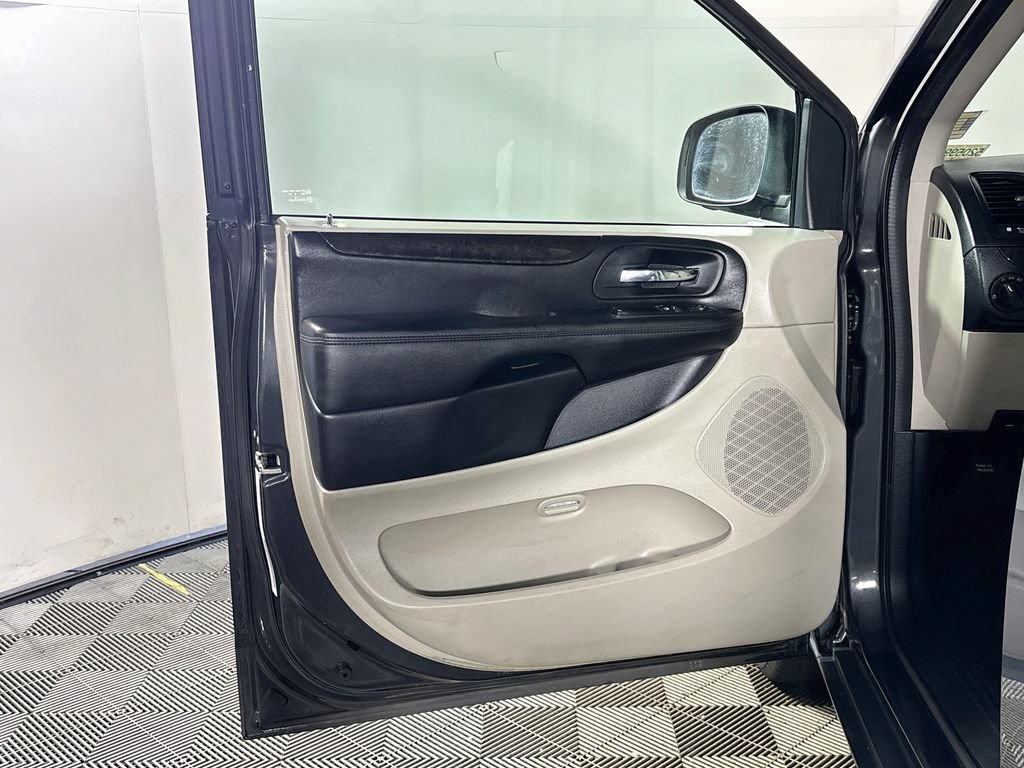 Used 2012 Dodge Grand Caravan American Value Package w/ UConnect Hands-Free Group FWD image 10