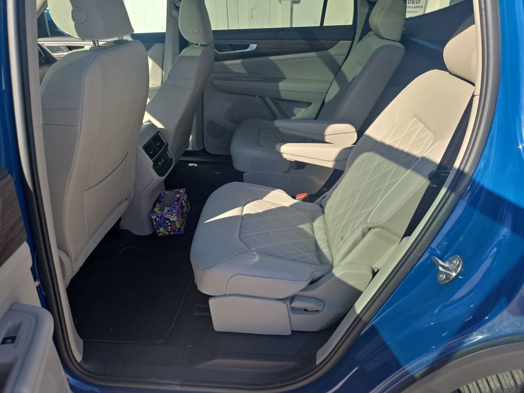 Used 2025 Volkswagen Atlas SEL Premium R-Line image 27