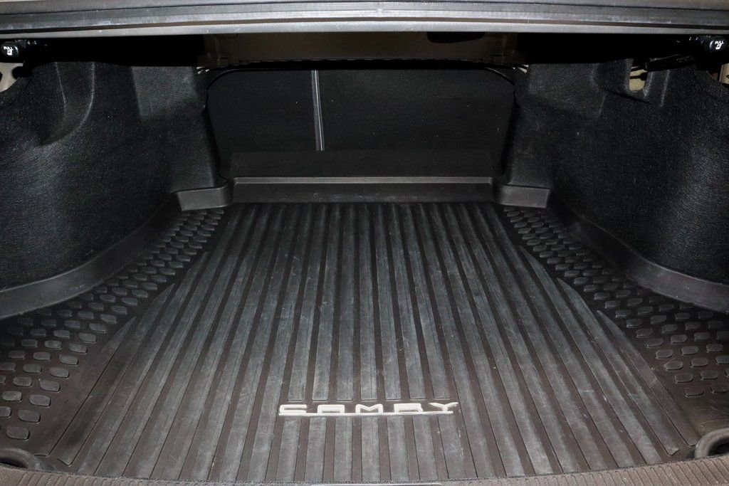 Used 2018 Toyota Camry SE image 14