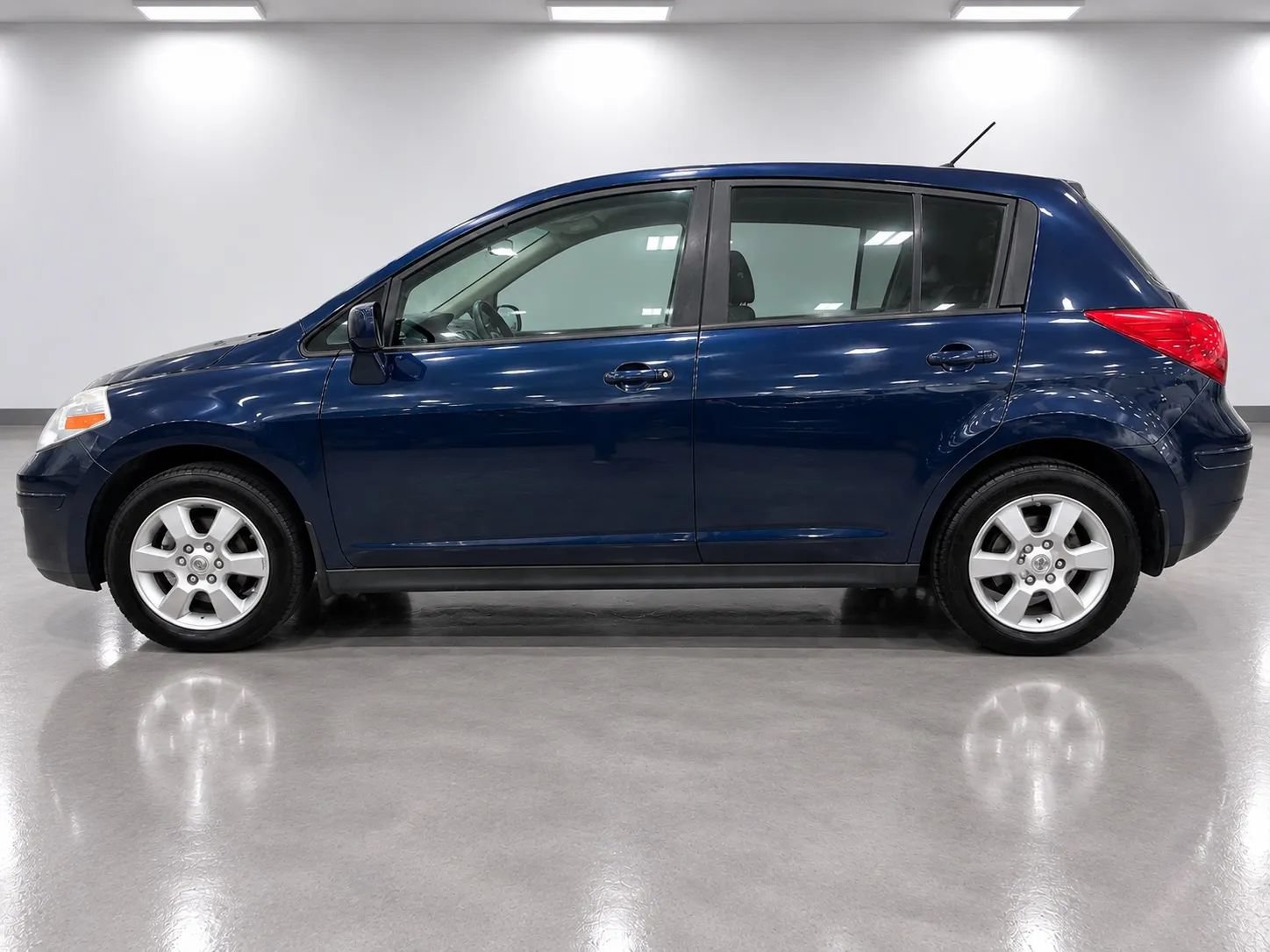 Used 2009 Nissan Versa Hatchback w/ Convenience Pkg FWD image 8