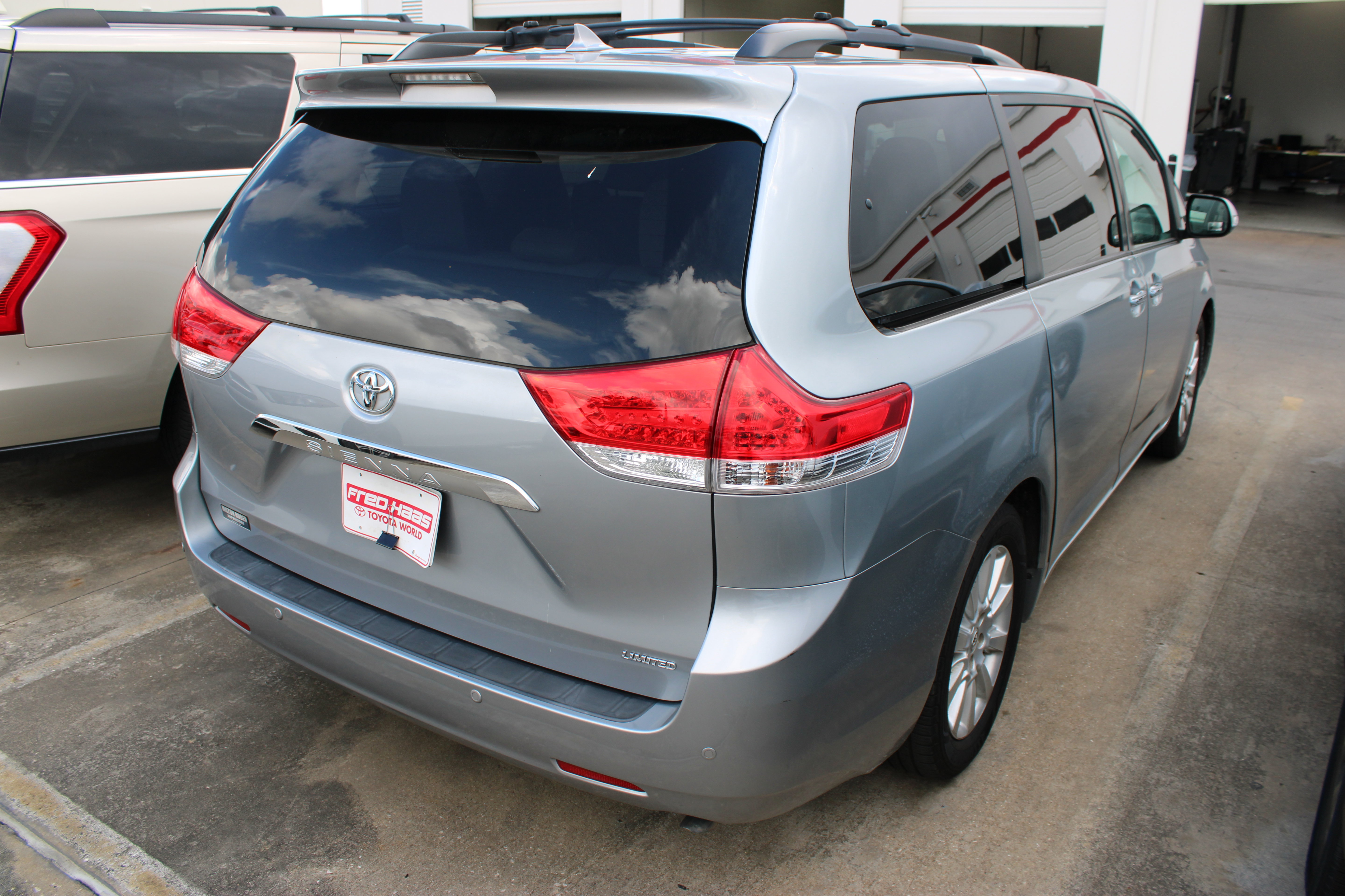 Used 2013 Toyota Sienna Limited w/ Advanced Technology Pkg FWD image 9