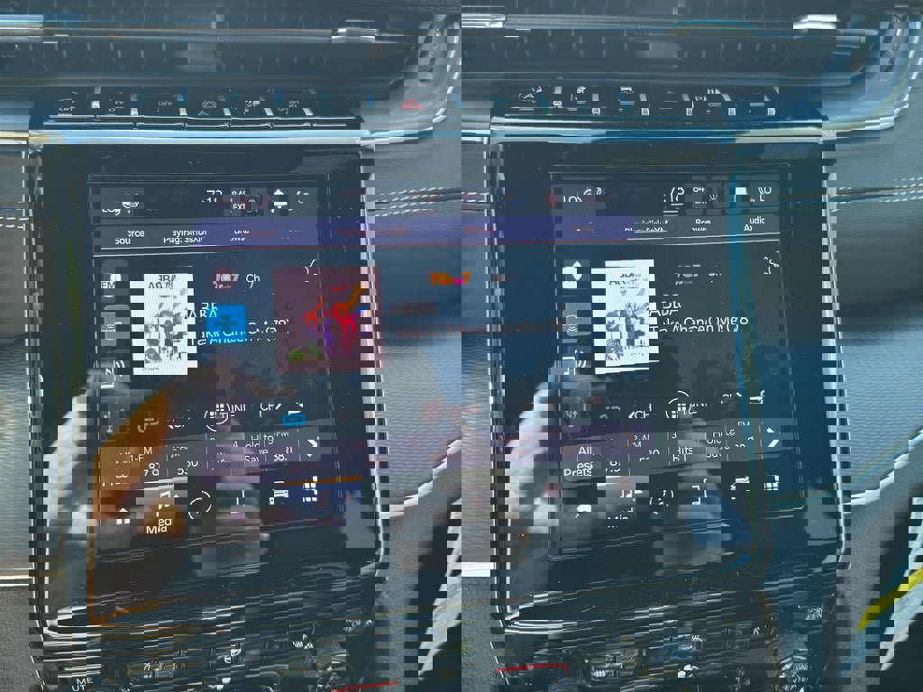 New 2025 Jeep Grand Cherokee Altitude image 16