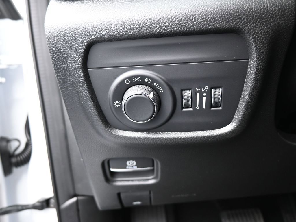 Used 2025 Jeep Grand Cherokee Altitude RWD image 26