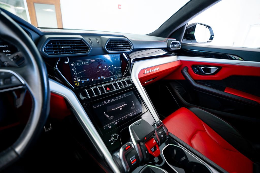 Used 2022 Lamborghini Urus AWD/4WD image 40