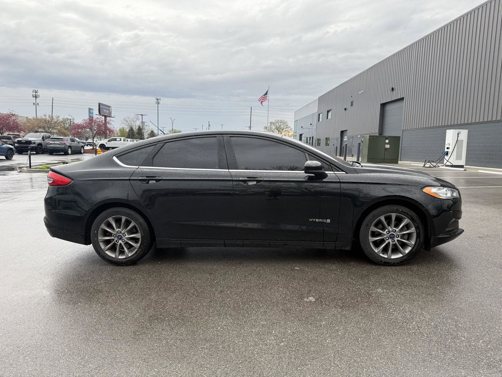 Used 2017 Ford Fusion SE image 2