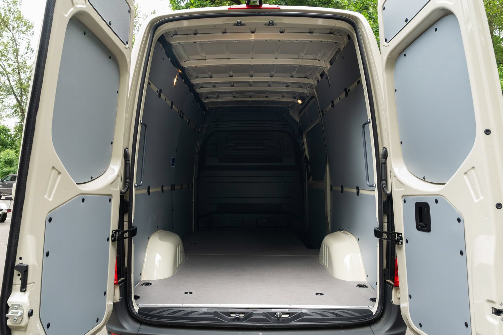 Used 2025 Mercedes-Benz Sprinter 2500 image 9
